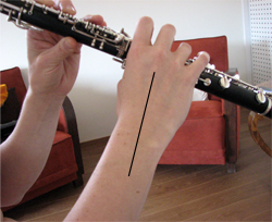 Kädet kannattelevat oboeta.
